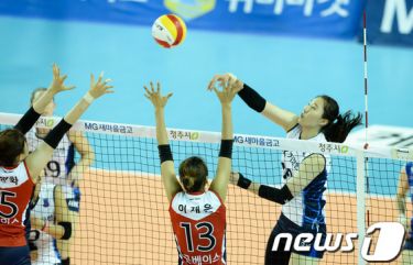 [프로배구] 삼각편대 폭발 IBK기업은행, 인삼공사 3-0 완파